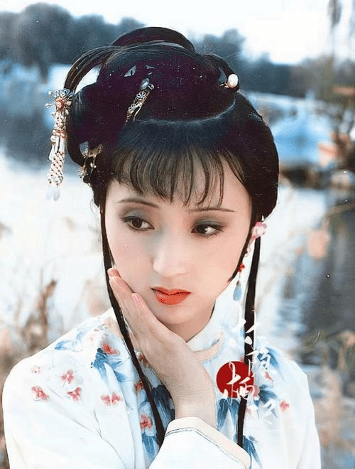 Still of Lin Daiyu from the 1987 TV Adaptation of Dream of the Red Chamber